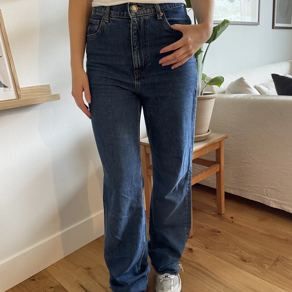 Jeans från zara i storlek small . Jeans & Byxor.