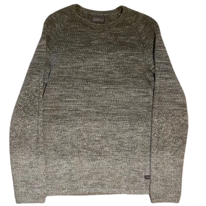 Sweatshirt  - Materialet sticks inte och är jette skön och inte för varm alls. I perfekt skick 