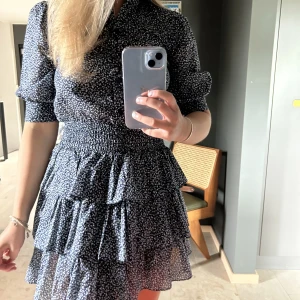 Michael Kors blossom dress - Superfin blå/vit- blommig kort klänning med fina volanger och snygg krage!! Storlek xs o köpt från Michael kors butik. Pris kan diskuteras!! (andra bilden lånad)