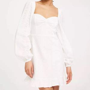 Säljer min vita klänning som jag använde på min student. Använd endast en gång och är i nyskick. Köpte den för 500kr och är från Nelly