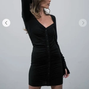 A-dsgn klänning  - Helt oanvänd a-dsgn klänning i storlek S