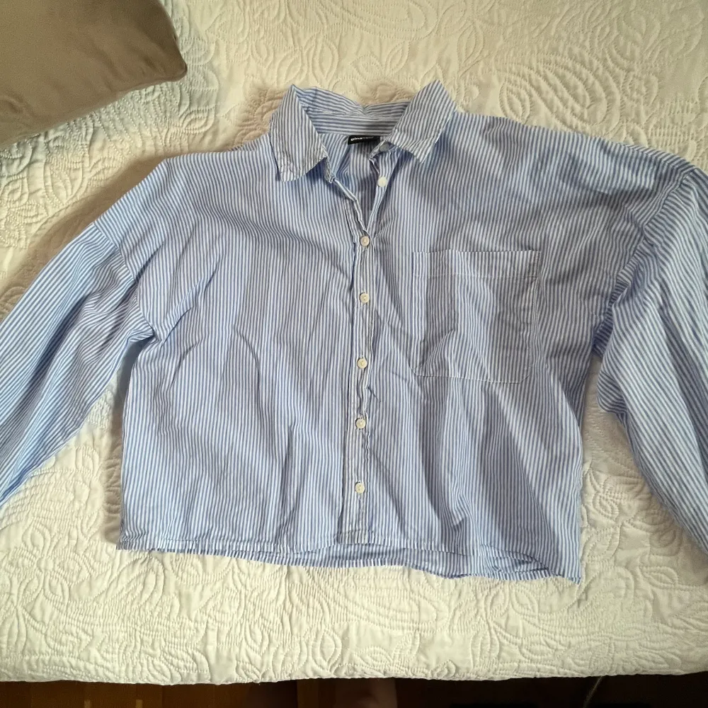 En populär och trendig blå/vit randig skjorta från Gina tricot. Nästan aldrig använd och stryks självklart innan jag skickar iväg det.. Skjortor.