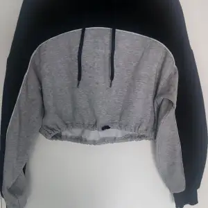 Svart/grå hoodie i kirt modell. Bra skick normal storlek 