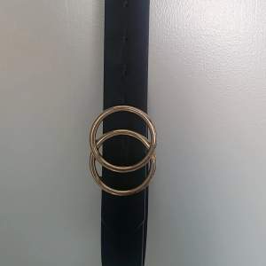 Bälte med dekorativt guldspänne längd 92 cm Bälte med silverringar längd 87 cm