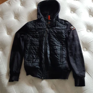Parajumpers tröja - Hej jag vill sälja min jacka den är nästan helt nu den är inte trasiget någon stans det passar båda (M/L) (möts hela solna men om man vi utan för solna kan man betala extra)  