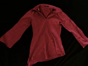 Asymmetrisk blus - Fin blus i oversize stil med gulligt blommönster och skjortliknande krage. Super fin med jeans, vit kjol eller linnebyxor. 