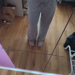 Mjukisbyxor  - Säljer mina jättefina grå mjukisbyxor som jag köpte för ca ett år sedan. De är endast använda 5 gånger och i fins skick! De är i stl xxs men jag skulle säga att de sitter som s. Säljs för 80 kr 💞 Här av dig vid frågor eller intresse 🥰