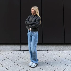 Low Waist Jeans - Säljer dessa superfina low waist jeans från Nelly. Aldrig använda och lappen kvar då de är för små för mig. Byte till större storlek är även intressant:) Köpare står för frakten. Ny pris 599kr Obs! Inte mina bilder. Pm för bilder.