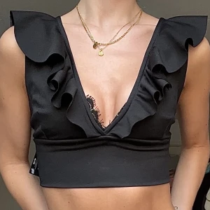 Volangtopp nelly - Supersöt volangtopp från nelly med prislappen kvar i strl XS! Perfekt till utgångar! Använd gärna köp nu🩷