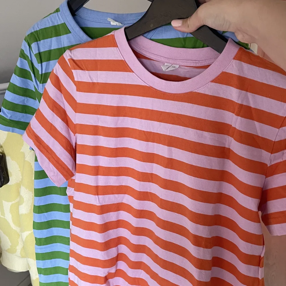 Säljer 2st färgglada Arket t-shirts i storlek Medium!  Sparsamt använda så de är i mycket bra skick🙌🏼  280:- för båda😇. T-shirts.
