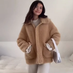 Teddy Jacka - supersöt och skön teddyjacka från zara🧸 använd ett fåtal gånger men ser ut som ny. säljs intel längre på zaras hemsida 