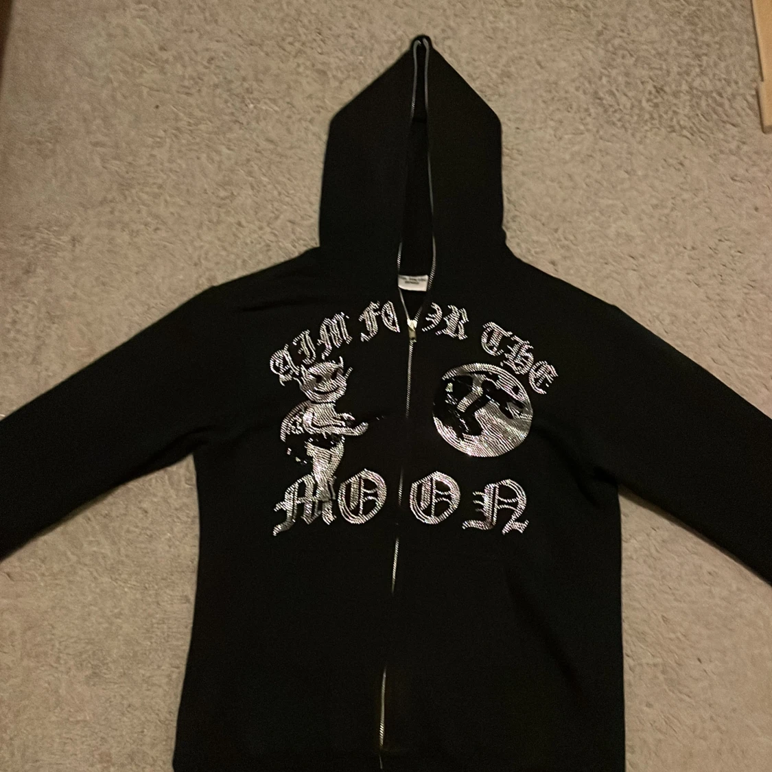 Svart aim for the moon zip hoodie