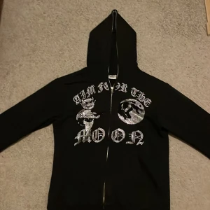 Svart aim for the moon zip hoodie - Jag säljer min aim for the moon hoodie då den är för liten för mig, den är använd men fortfarande i bra skick, skriv om ni har några frågor eller funderingar:) 