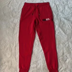Hoodrich byxor / röda / XS  - Hoodrich byxor använda 4-5 gånger byxor har inte används på senaste tid produkten har tyvärr en skada på snörena annars inget annat fläckfri 