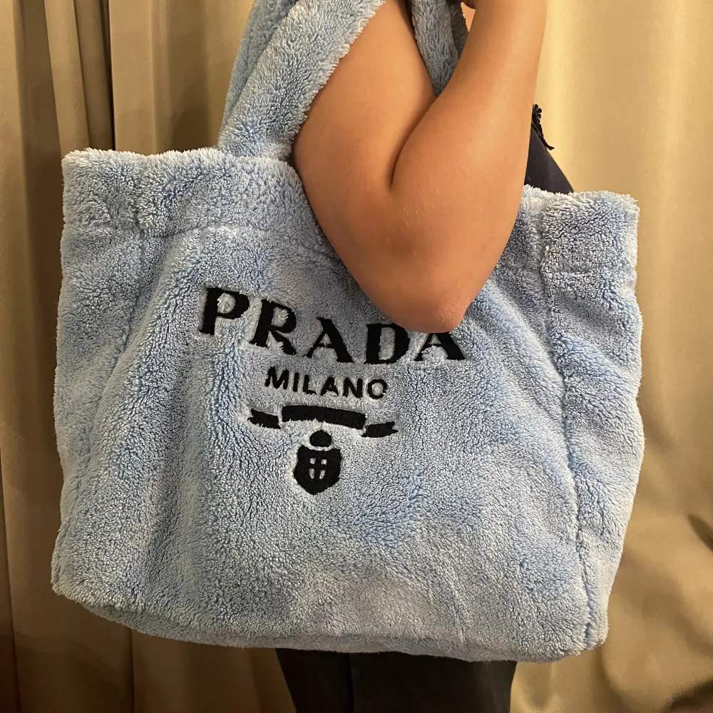 Väska från Prada . Väskor.