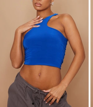 Blå top  - Blå top med skönt material, kan köpas med blåa kjolen som ett sett för 400kr