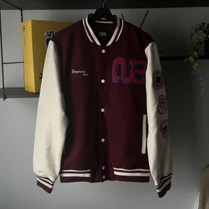 Varsity jacka  - Jackan är aldrig använd och är som helt ny.  Meddela vid frågor eller intresse !