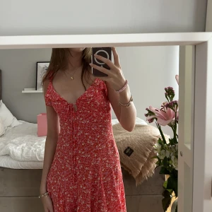 Sommarklänning ❣️ - Säljer denna supersöta mönstrade sommarklänning från Zara då den har blivit för kort för mig! Använt endast en gång och i väldigt bra skick❣️Storlek XS men passar även S ❤️‍🔥🙌