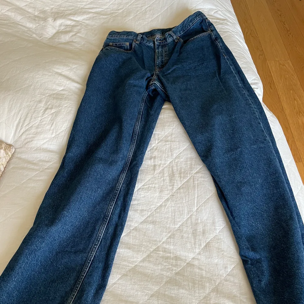 Säljer ett var mörkblåa jeans som är aldrig använda! Helt nya och rätt bredda och snygga i färgen!  Pris kan diskuteras . Jeans & Byxor.
