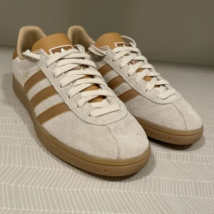 Adidas München - Säljer dessa Adidas München i jätte fint skick endast använda 2-3 gånger. Köpta på Sns i våras för 1200kr:) Hlr av er vi frågor eller funderingar😊