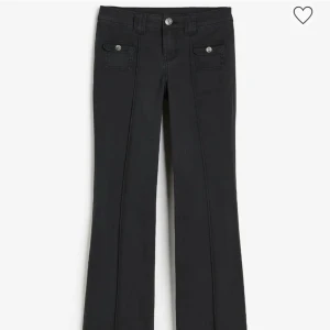 Hm jeans - Säljer dessa supertrendiga å slutsålda hm jeansen, passar mig i längden som är 172🙏🏼🙏🏼🙏🏼🙏🏼