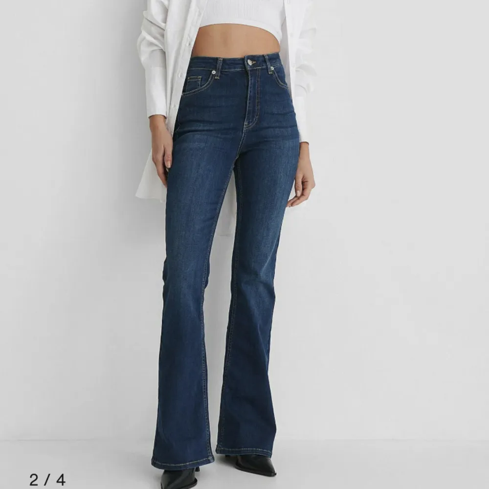 Helt nya bara provade mörk blåa stretchiga jeans från NA-KD. Original pris: 1 219kr Storlek: 38 (större i storleken). Jeans & Byxor.