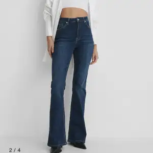 Helt nya bara provade mörk blåa stretchiga jeans från NA-KD. Original pris: 1 219kr Storlek: 38 (större i storleken)