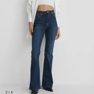Mörk blåa jeans 💙 - Helt nya bara provade mörk blåa stretchiga jeans från NA-KD. Original pris: 1 219kr Storlek: 38 (större i storleken)