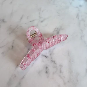 Söt hårklämma - Jättesöt rosa hårklämma - 20kr. Om du vill köpa något mer utav mig, så skriv innan du klickar på ”köp nu” så löser jag en samfrakt! 🥰