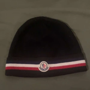 Moncler mössa  - 10/10 använd 1 gång och köpt i moncler butiken i Östermalm 