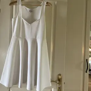 Säljer denna super fina vita klänningen köpt på bubbelroom. Perfekt för student eller skolavslutning. Använd en gång. Stl M. Slutar vid knäna