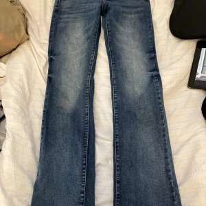 Low waist flare jeans - Dom e typ nya änvander it dom så mycket