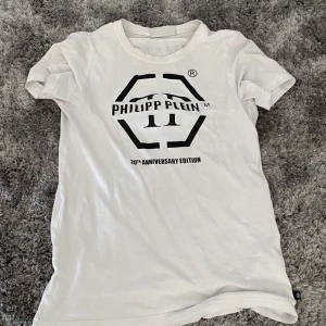 Philipp plein 20th anniversary limited edition - Säljer min philipp plein tröja för passar inte mig längre, köpte den för ett tag sen därför släpper jag den så billigt, skriv privat om ni är intresserade eller om mer bilder. Ny pris :-12000kr, 100% riktig