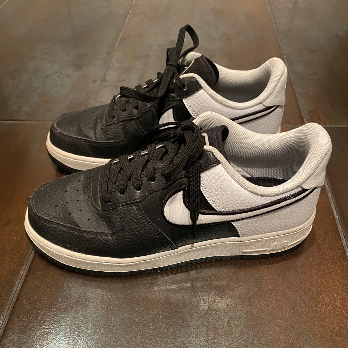 Svarta och vita lowtop Nikes  - 90