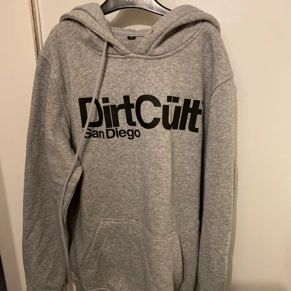 säljer denna hoodie från dirtcült i storlek M. Använd några gånger utan defekter, använd gärna köp nu 💗. Hoodies.