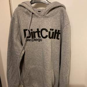 säljer denna hoodie från dirtcült i storlek M. Använd några gånger utan defekter, använd gärna köp nu 💗