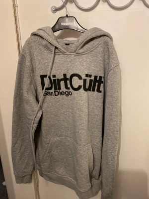 💗💗💗 - säljer denna hoodie från dirtcült i storlek M. Använd några gånger utan defekter, använd gärna köp nu 💗