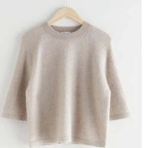 Stickad t-shirt  - Stickad t-shirt från other stories, använd fåtal ggr! Stolek S! Skriv för fler bilder. Kostar ny 690kr säljer för 350kr❤️‍🔥