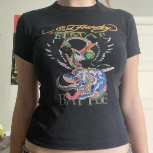 Ed Hardy croptop/babytee - Snygg ed Hardy tshirt! Stl 164 men passar som Croptop på mig som är s/liten m då den är väldigt stretchig!💞