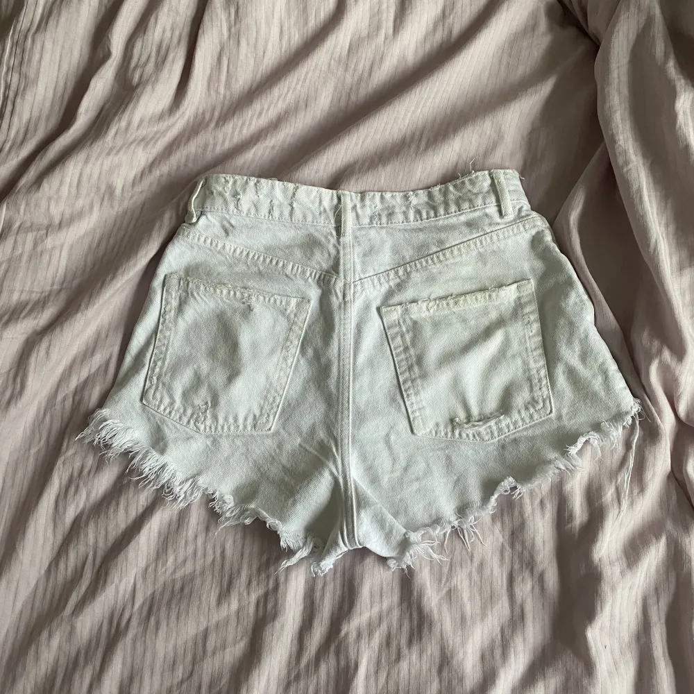 Säljer dessa jeansshortsen ifrån Zara då de tyvärr är lite för små för mig. Dom är i bra skick utan defekter. Köpta för 329kr. Shorts.