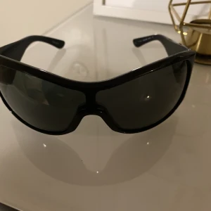 YSL solglasögon  - Jag säljer Ysl glasögon som ej användas längre, super perfekta glasögon som är så himla snygga och är i bra skick,  pris kan diskuteras