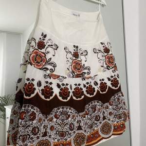 Supersöt mönstrad kjol som går till ungefär knähöjd 🤍