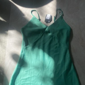 Silkesklänning - Jättesnygg silkes liknande klänning från primark! Helt oanvänd!  Kolla mina likade bilder för info om policy och frakt!
