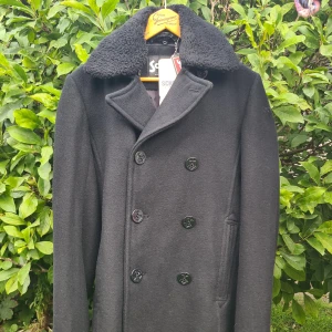 Schott Ullrock Cyclone 4 - Säljer en riktigt robust Ullrock i storlek Medium från New York baserade klädesmärket Schott. Kragen i Fauxpäls är löstagbar. Aldrig använd med alla lappar kvar. Kostade över 3000kr ny för några år sedan. Annonserad på flera olika ställen.