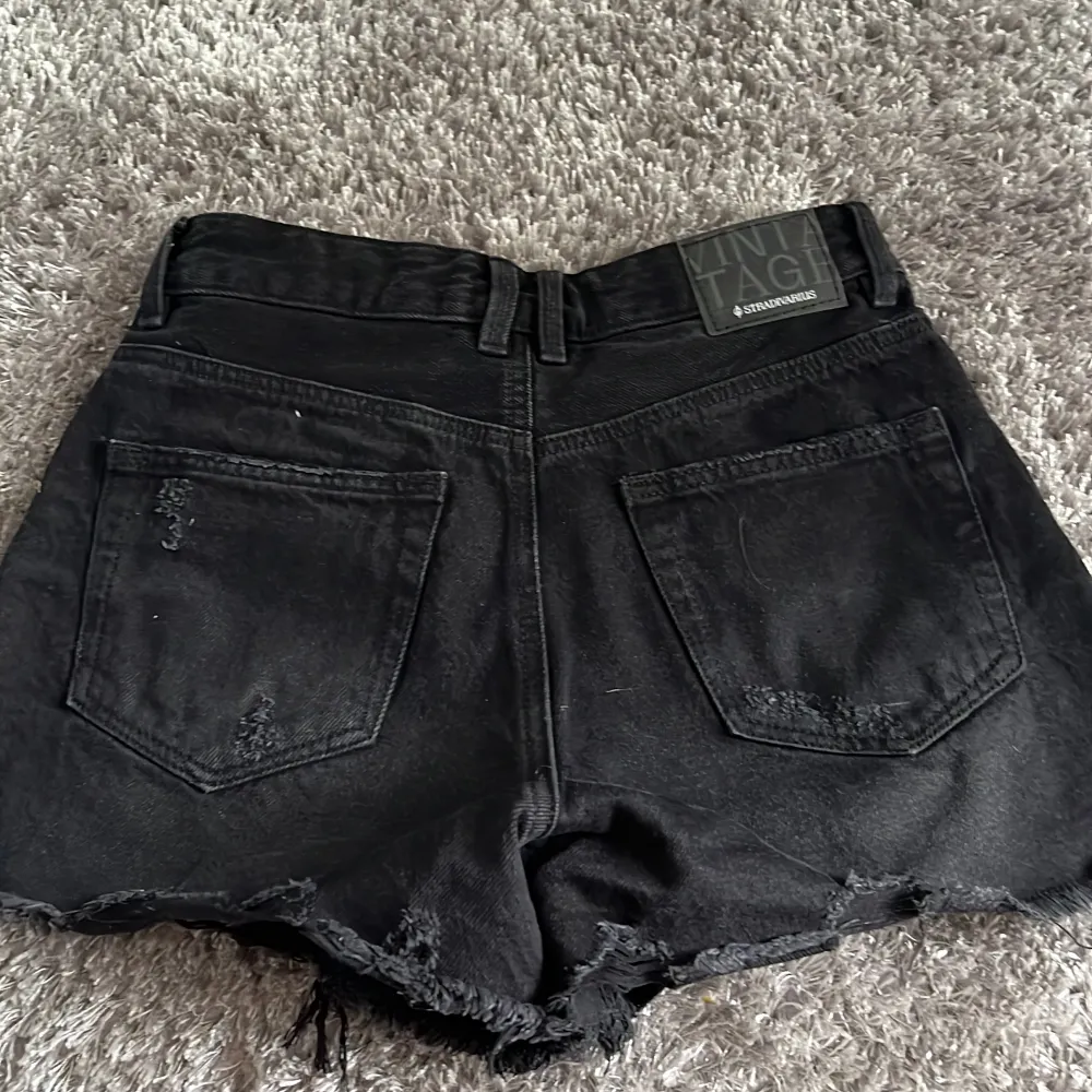 Säljer ett par helt oanvända svart/mörkgråa jeansshorts ifrån stradivarius. Nypris 400. Mott pris 200❤️. Shorts.