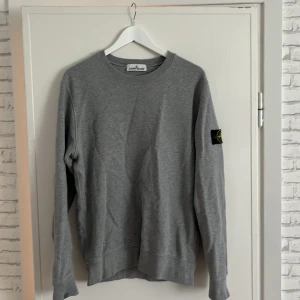Stone island tröja - En tröja i storlek L, inte använd så mycket. Väldigt fräsch både insidan och utsidan av tröjan.  Priset kan diskuteras!!
