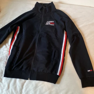 Tommy hilfiger tracksuit - Oanvända kläder pris kan diskuteras