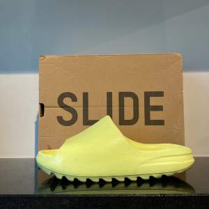 Säljer mina Yezzy slides glow green helt nya cond 10/10 köptes från dripway för 1900kr köp dom nu för 1000kr