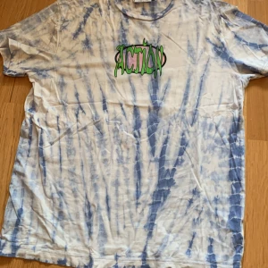 oversized t-shirt with print - oversized tshirt storlek L. mycket bra skick säljs då de inte används längre.