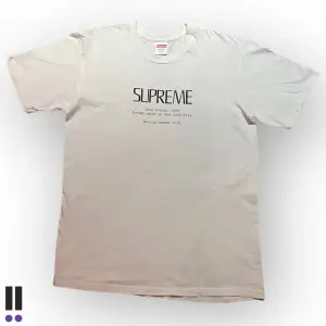 vit supreme t-shirt från 2020💜pit to pit 50cm💜längd. 62cm